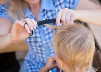 Благовещенский парикмахер бесплатно делает прически детям из малоимущих семей