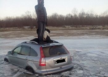 В районе Белогорья под лед провалилась машина