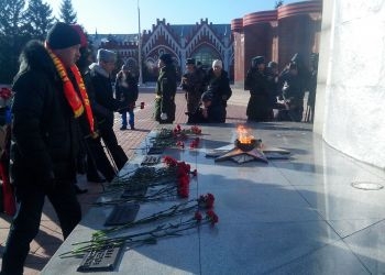 Благовещенцы возложили цветы к памятнику воинам-амурцам