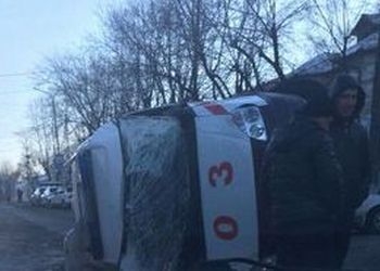 В Райчихинске перевернулась карета скорой помощи