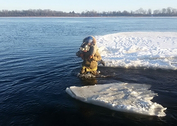 В Новобурейском пожарные спасли подростков с льдины