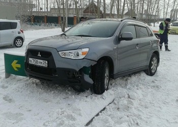 В Благовещенске автомобиль чуть не врезался в АЗС