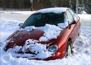 Амурские дорожники спасают автомобили из снежного плена