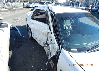 В Благовещенске Toyota протаранила Nissan: пострадал человек