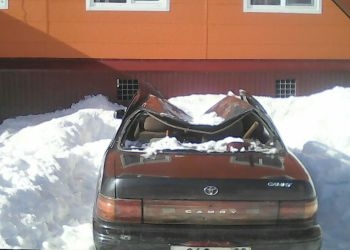 Снег с крыши, разбивший авто в Тынде, вовремя не убрала «управляйка»