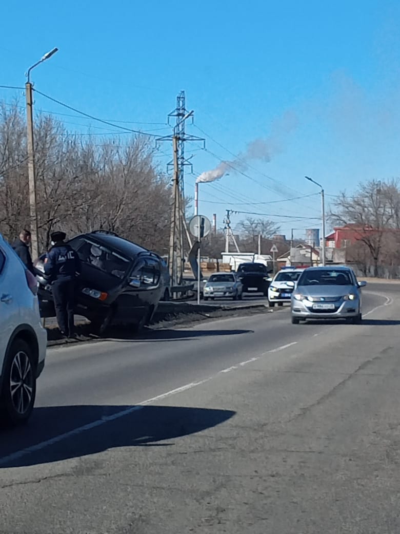 В Благовещенске машина повисла на леерах