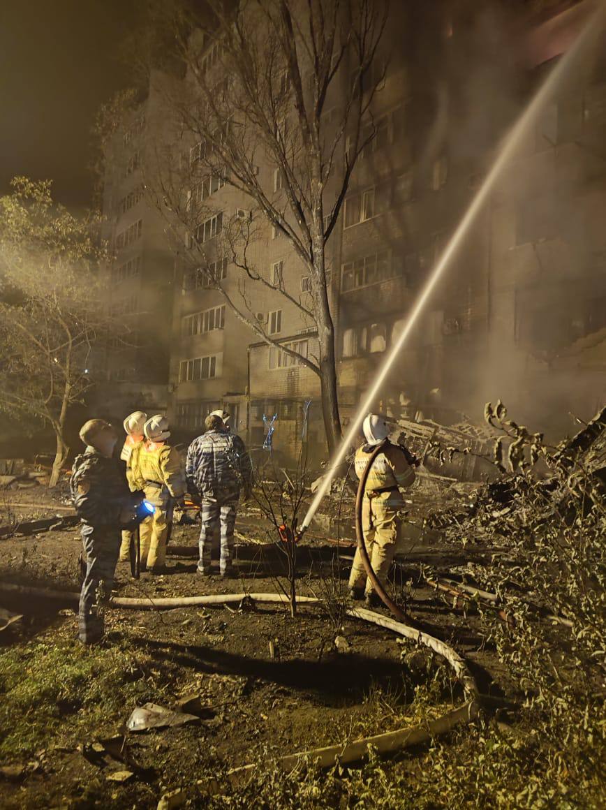 Бомбардировщик Су-34 упал в Ейске во дворе жилого дома