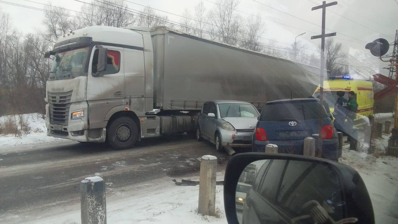 Соцсети: в Свободном на ж/д переезде произошло тройное ДТП