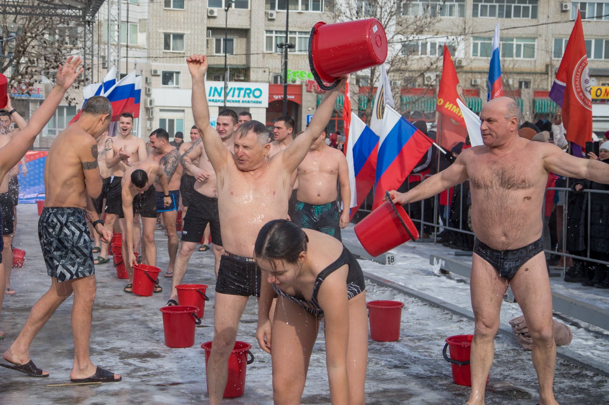 Массовое обливание холодной водой состоялось в центре Благовещенска