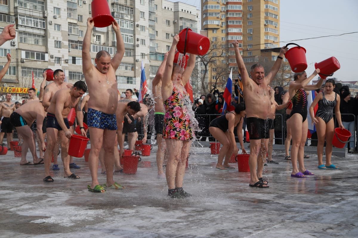 Массовое обливание холодной водой состоялось в центре Благовещенска