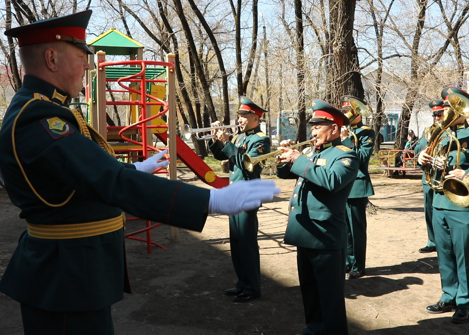 Военные Восточного военного округа поздравили ветеранов с Днем Победы |  07.05.2024 | Благовещенск - БезФормата