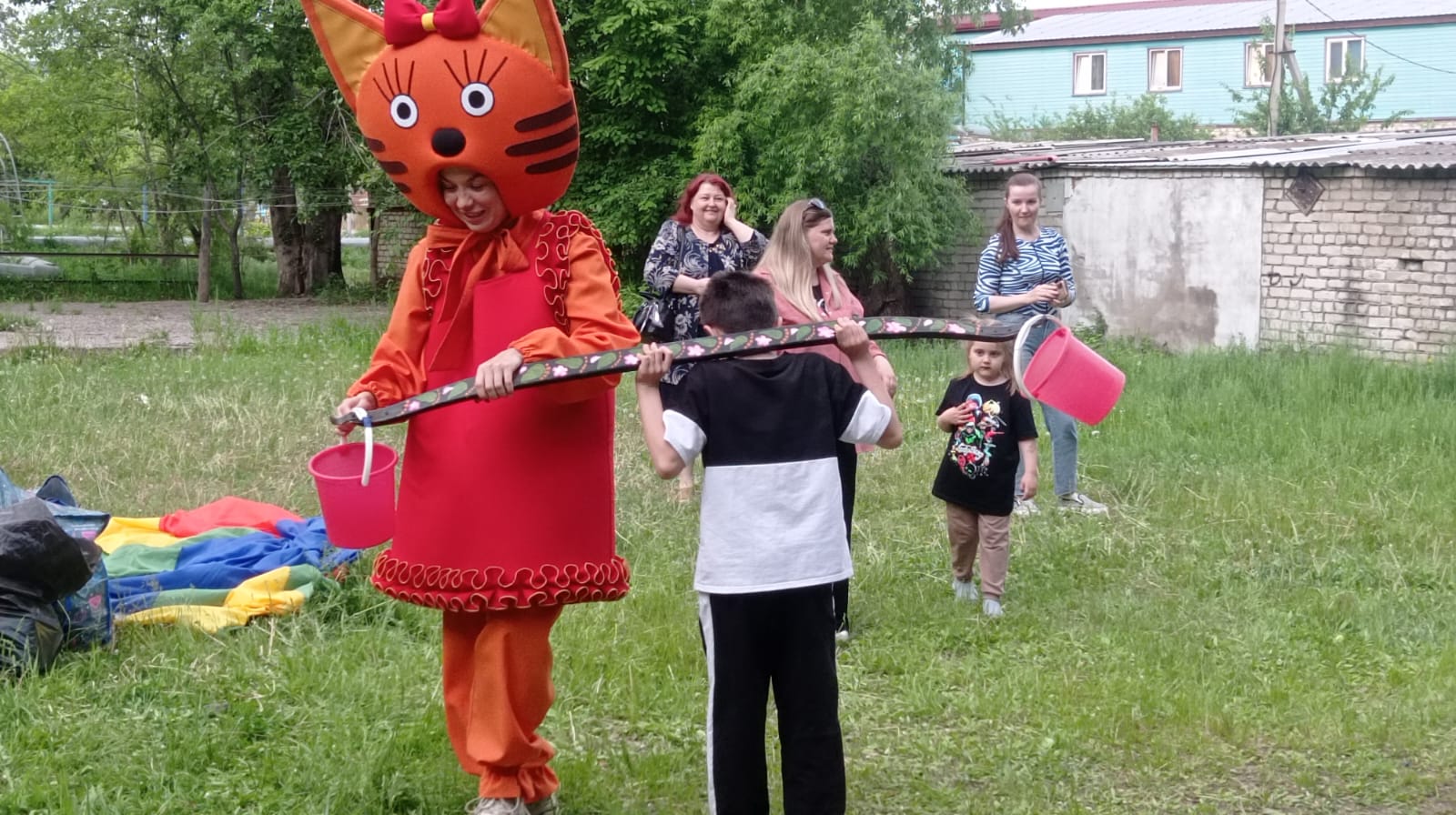 В Благовещенске для детей устроили праздники во дворах