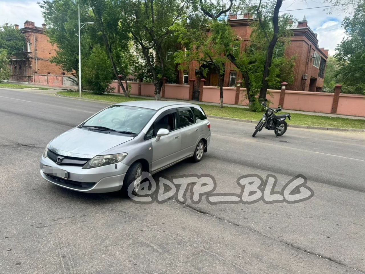 Сломал водителю ногу»: в Благовещенске произошло ДТП с участием мотоцикла