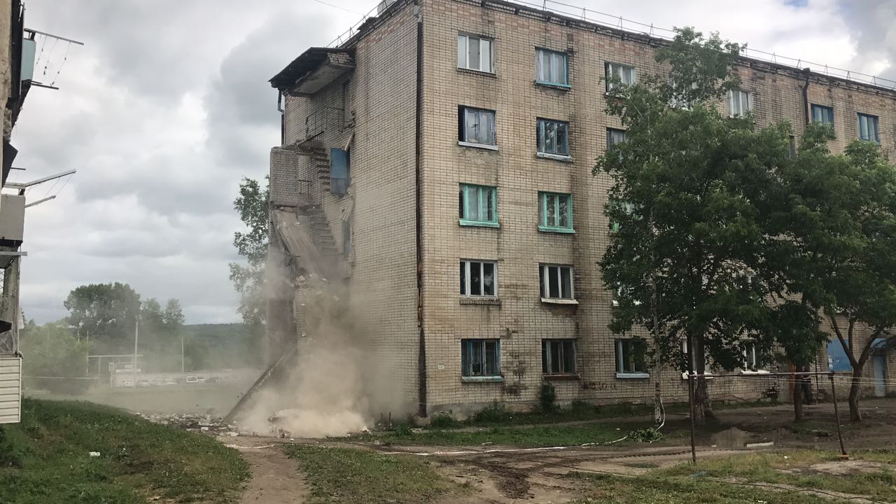 Ветхую пожарную лестницу в пятиэтажном доме Прогресса демонтировали