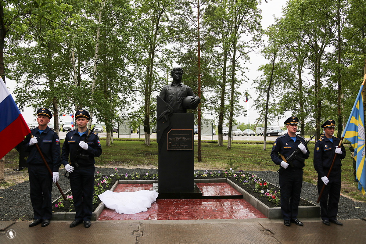 Памятник погибшему в Сирии летчику Олегу Пешкову открыли в Белогорском  районе