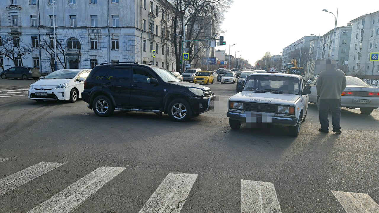 Кроссовер протаранил учебную машину в Благовещенске