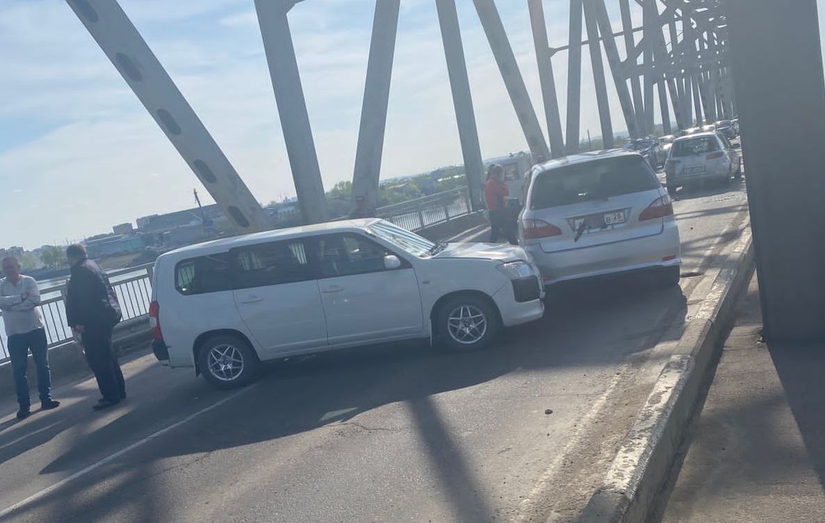 Авария затруднила движение на мосту через Зею