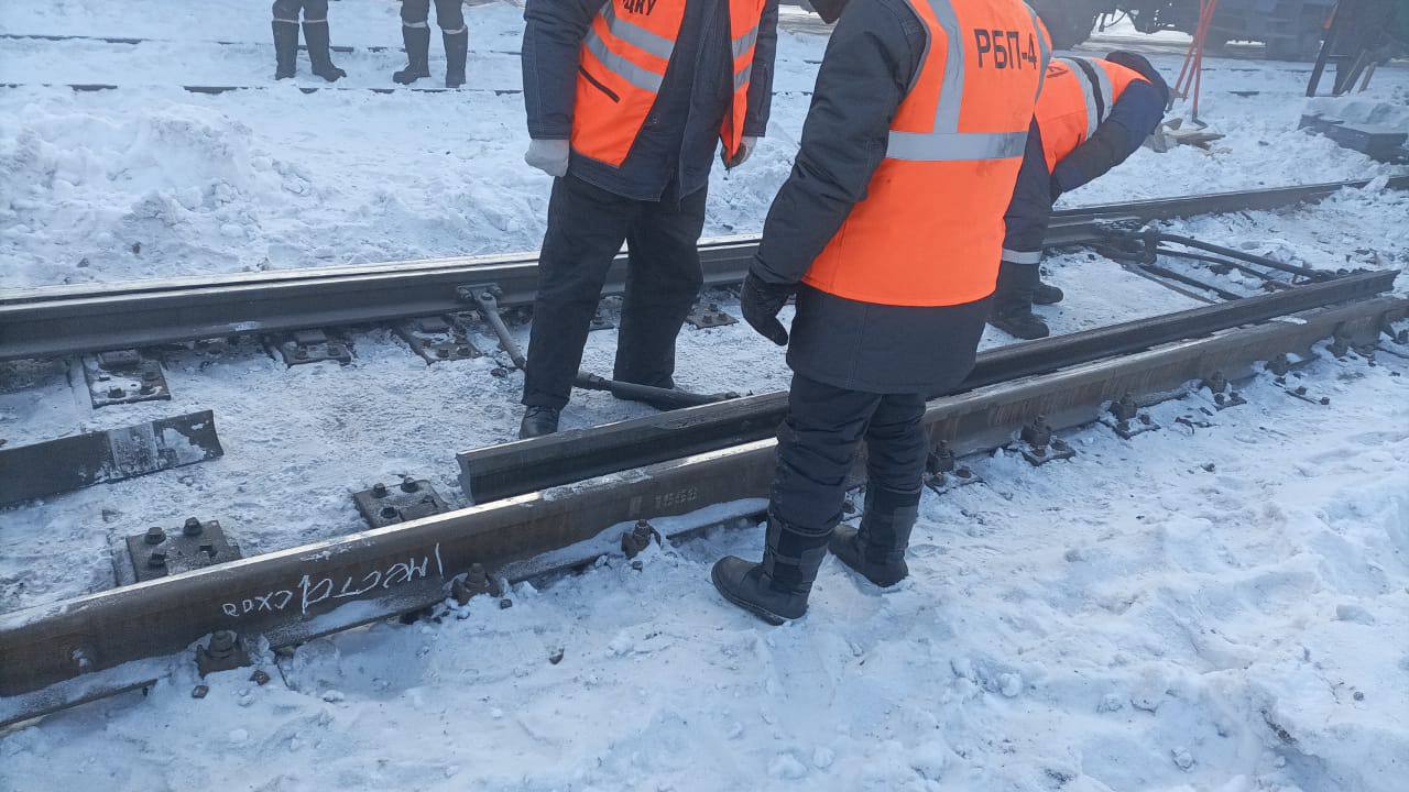 Поезд магдагачи. Ликвидация последствий поезда. Сход Локомотива станция Магдагачи. Сход поезда в Магдагачи.