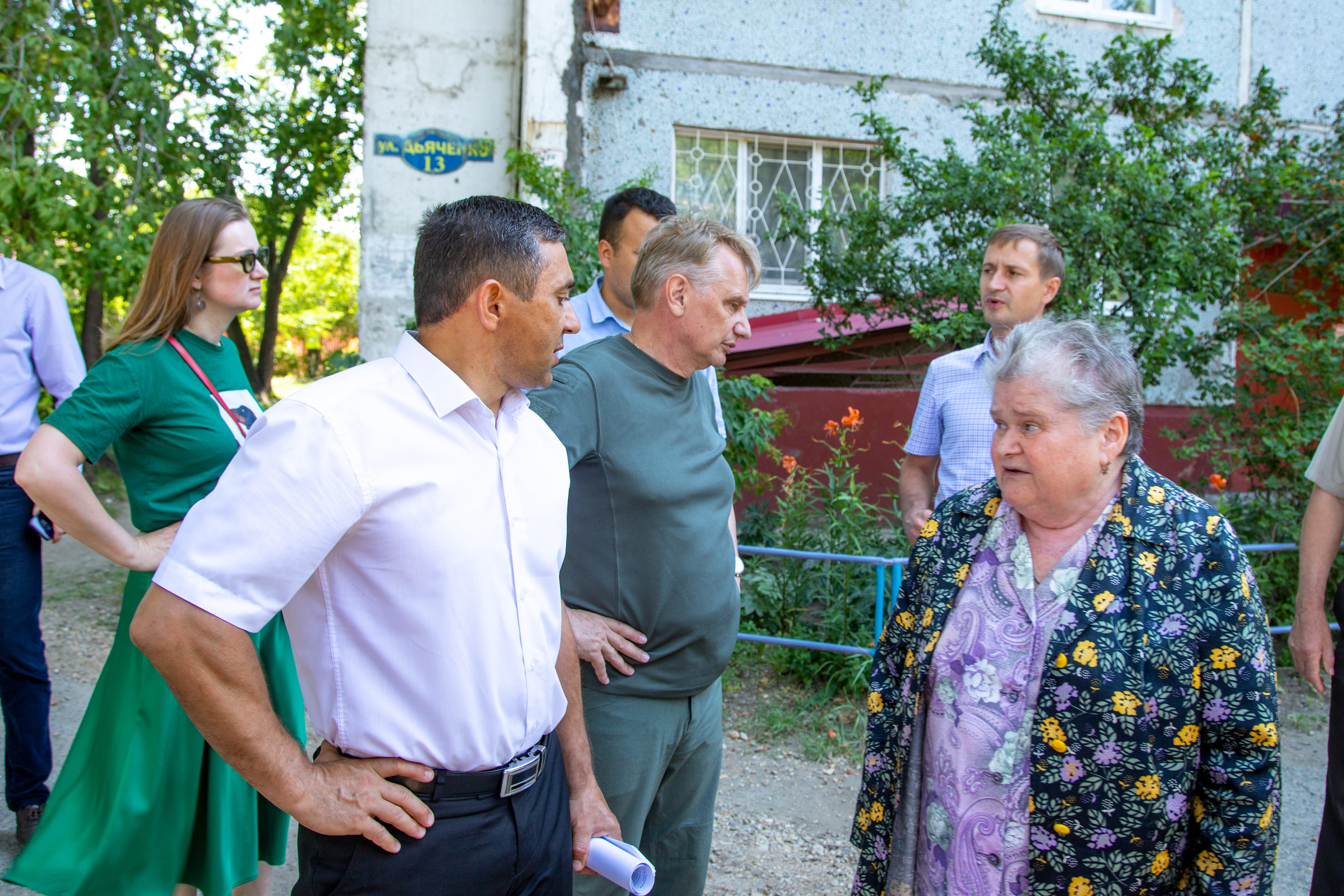 Благовещенцы высадили деревья над теплосетями и не давали их удалить