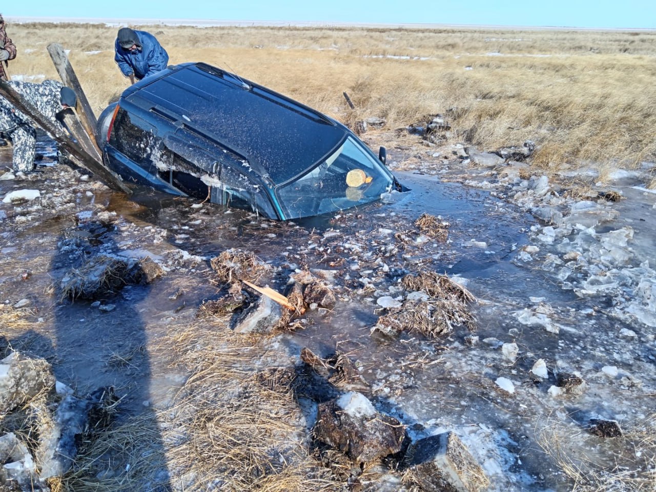 В Амурской области под лед провалился автомобиль