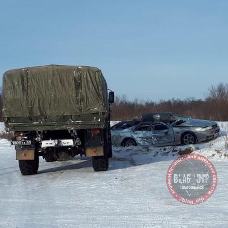 В Шимановском районе «Урал» смял легковушку