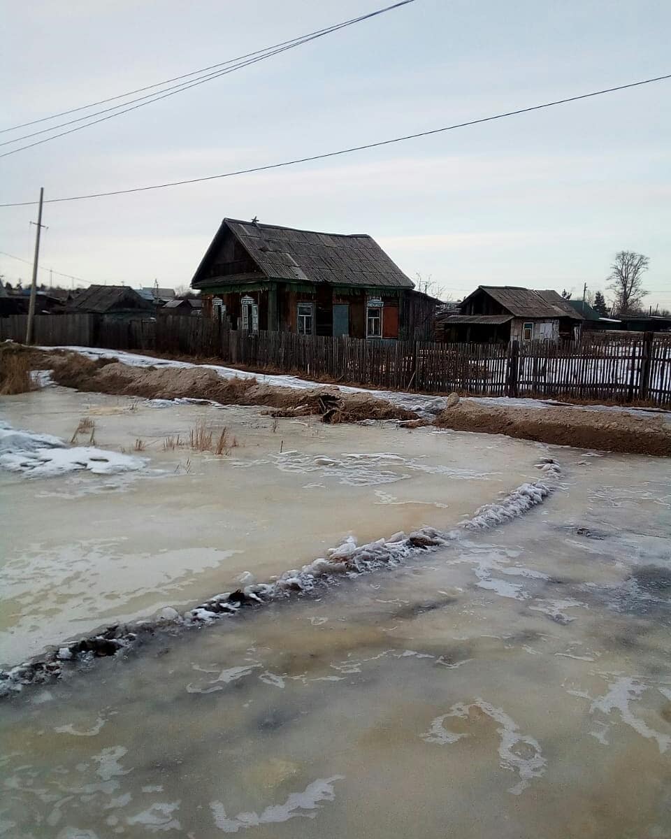 В Шимановске строят баррикады, чтобы защитить дома и дороги от воды