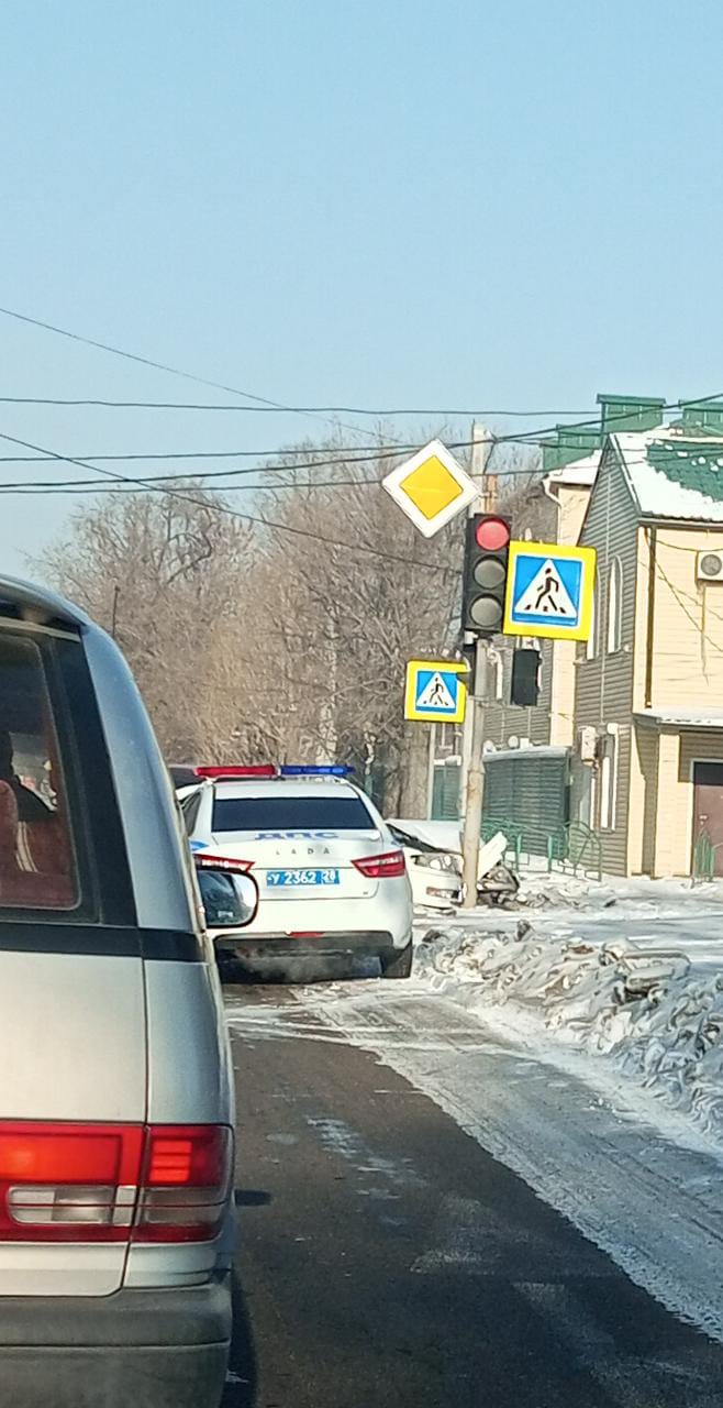 В Благовещенске автомобиль «обнял» светофор | 22.01.2022 | Благовещенск -  БезФормата