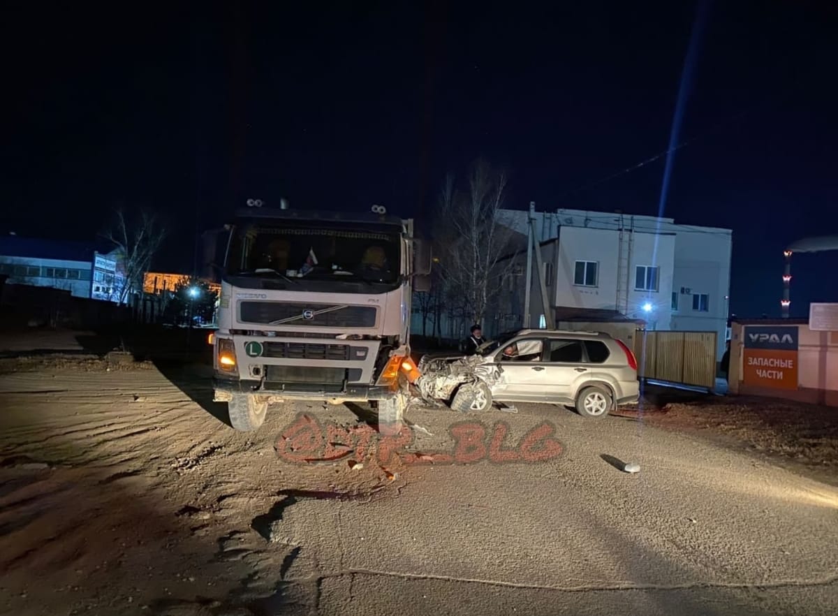 В Благовещенске внедорожник разбился о тягач