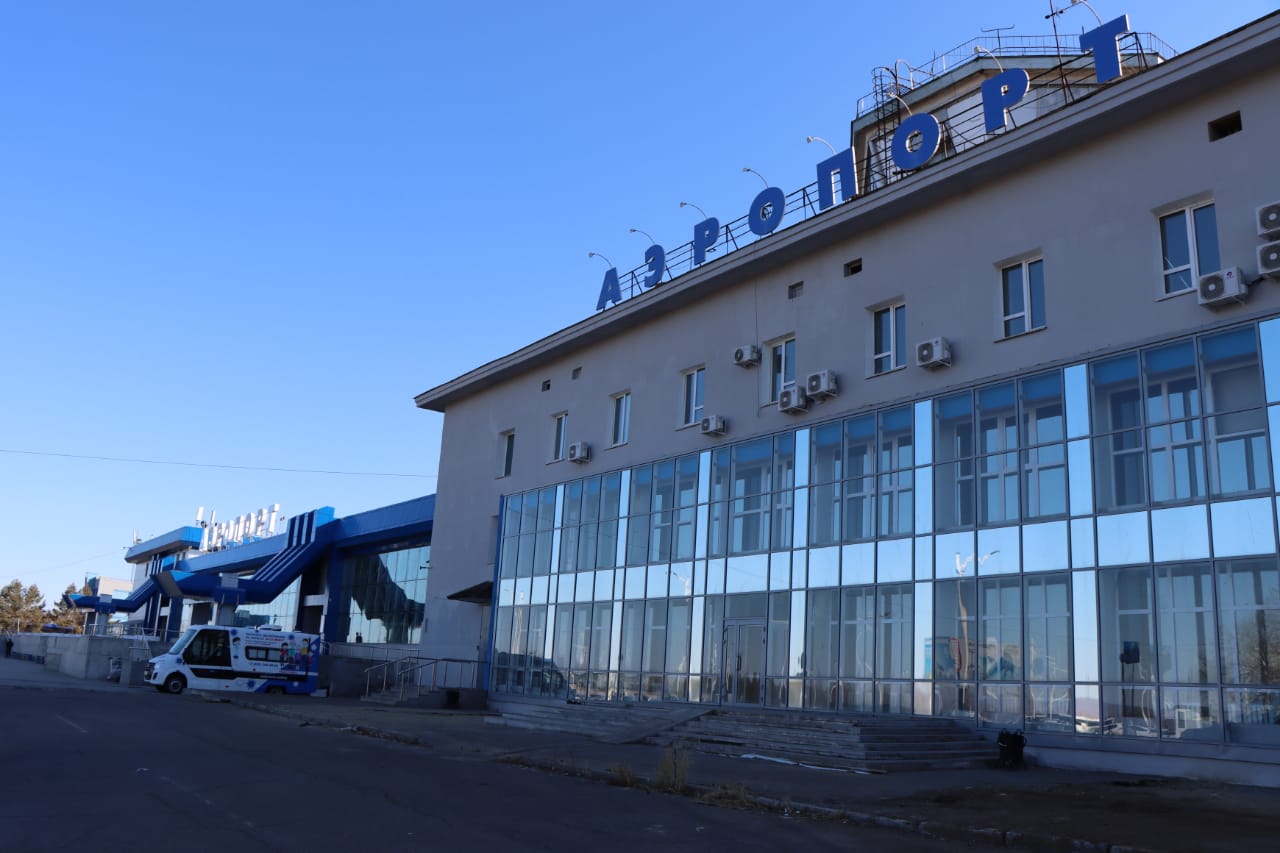 Аэропорт благовещенск. Поселок аэропорт Благовещенск. Аэропорт Благовещенск Международный открытие. Семья в аэропорту. Аэропорты Украины.