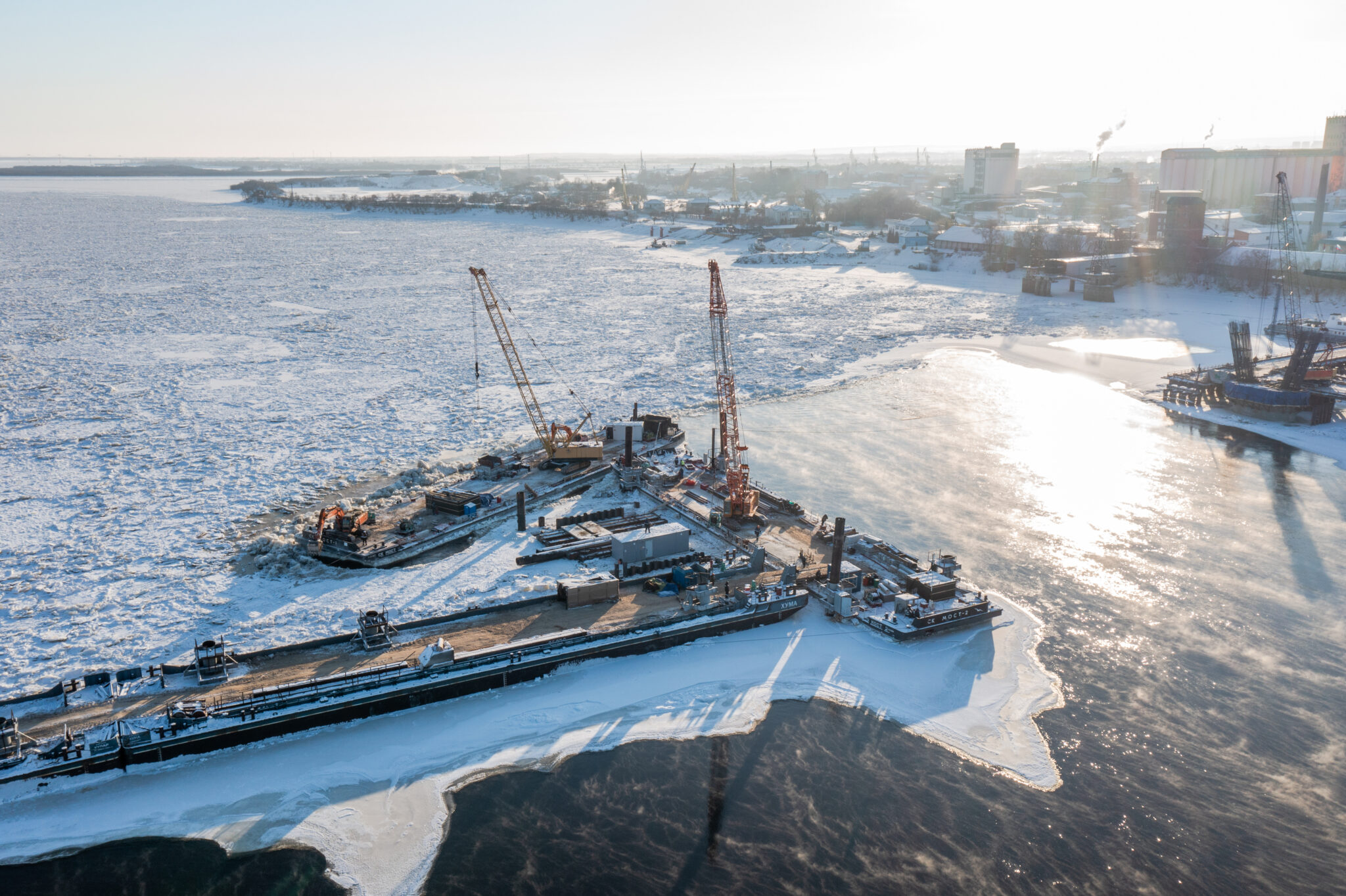 В Благовещенске водолазы в 30-градусные морозы помогают строить мост через  Зею