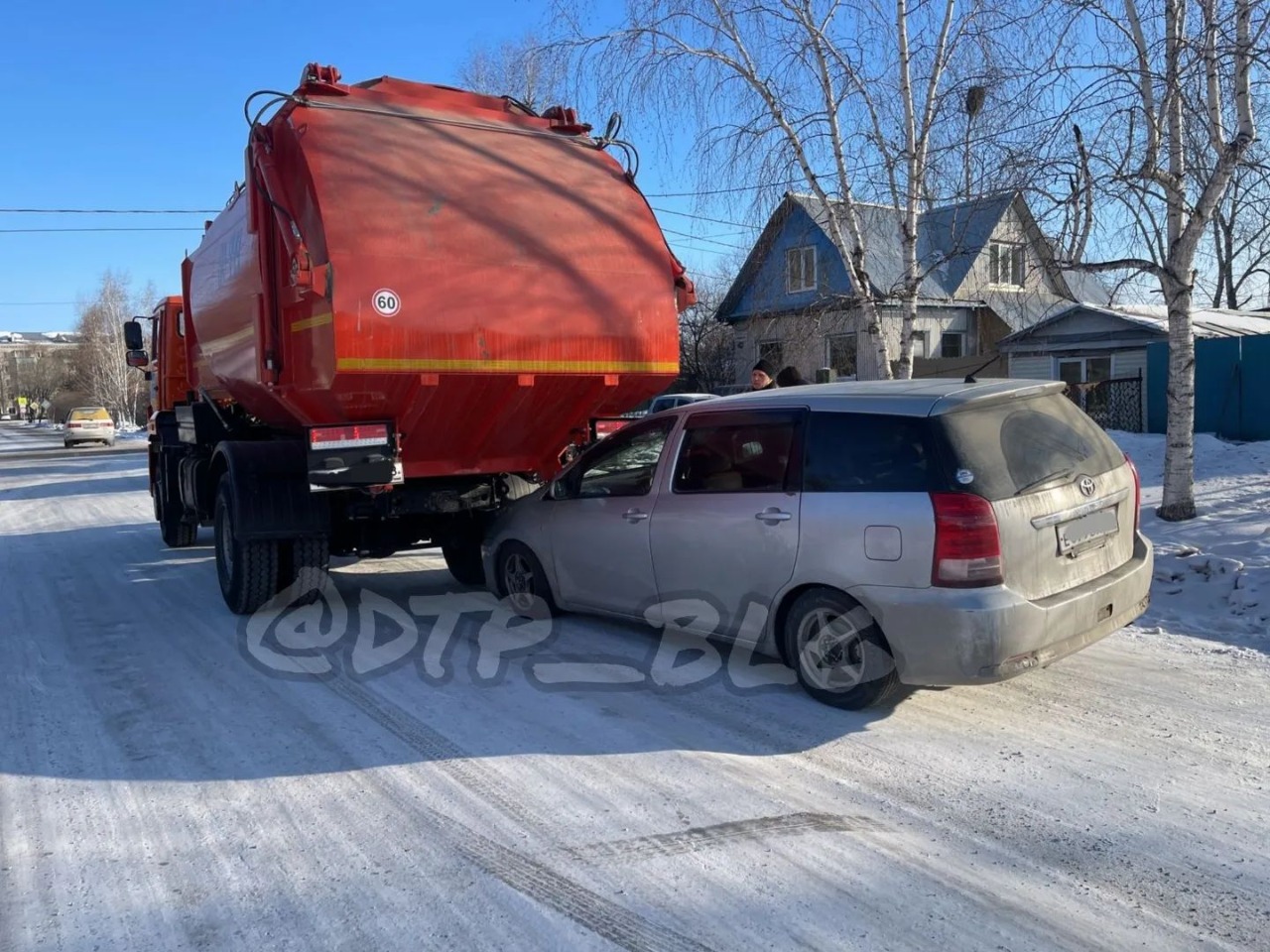 Мусоровоз повредил легковушку в Благовещенске | 21.02.2022 | Благовещенск -  БезФормата