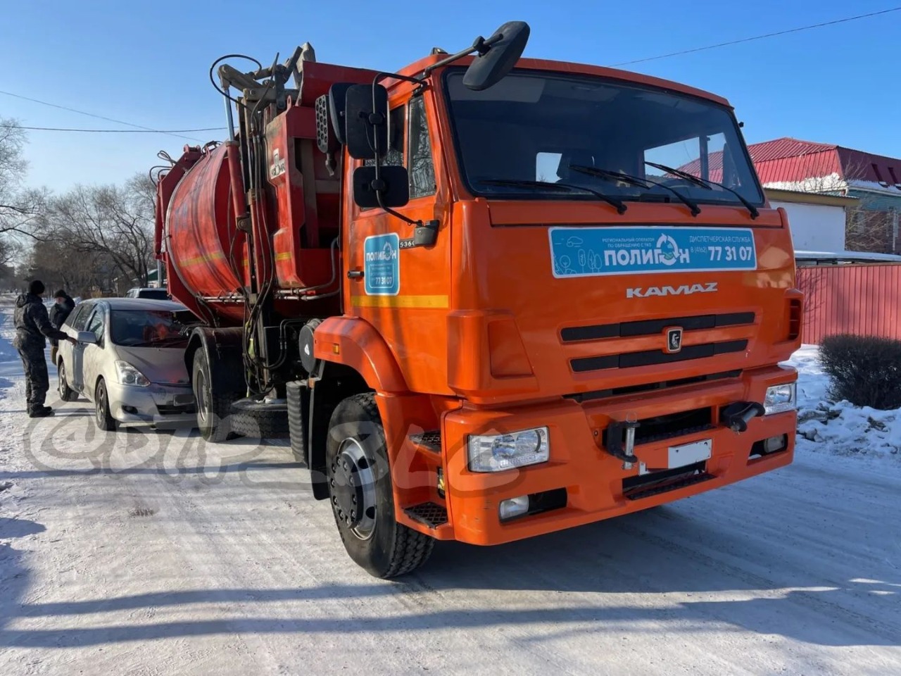 Мусоровоз повредил легковушку в Благовещенске | 21.02.2022 | Благовещенск -  БезФормата