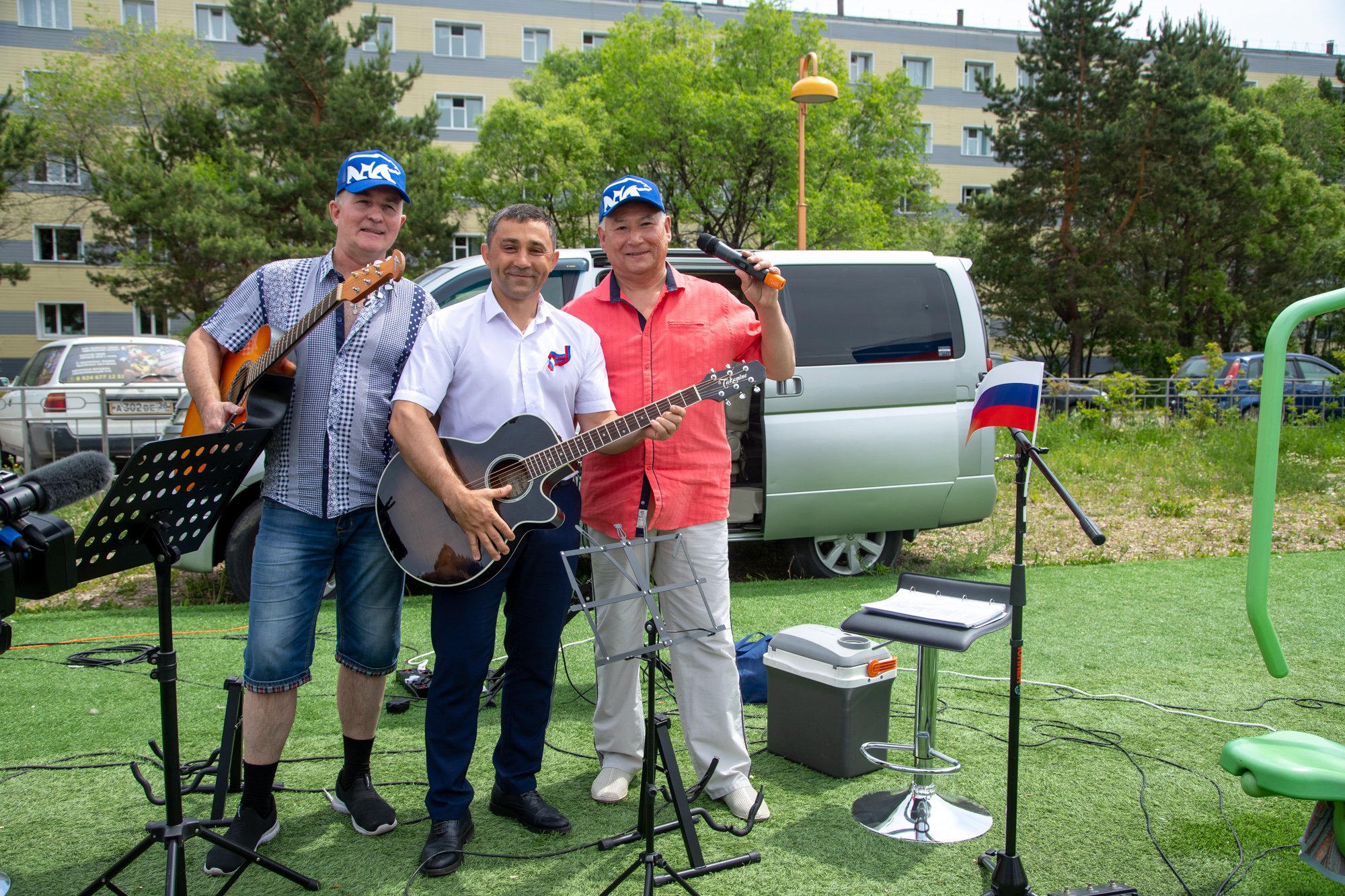 На дворовом празднике Олег Имамеев сыграл на гитаре «Кузнечика»