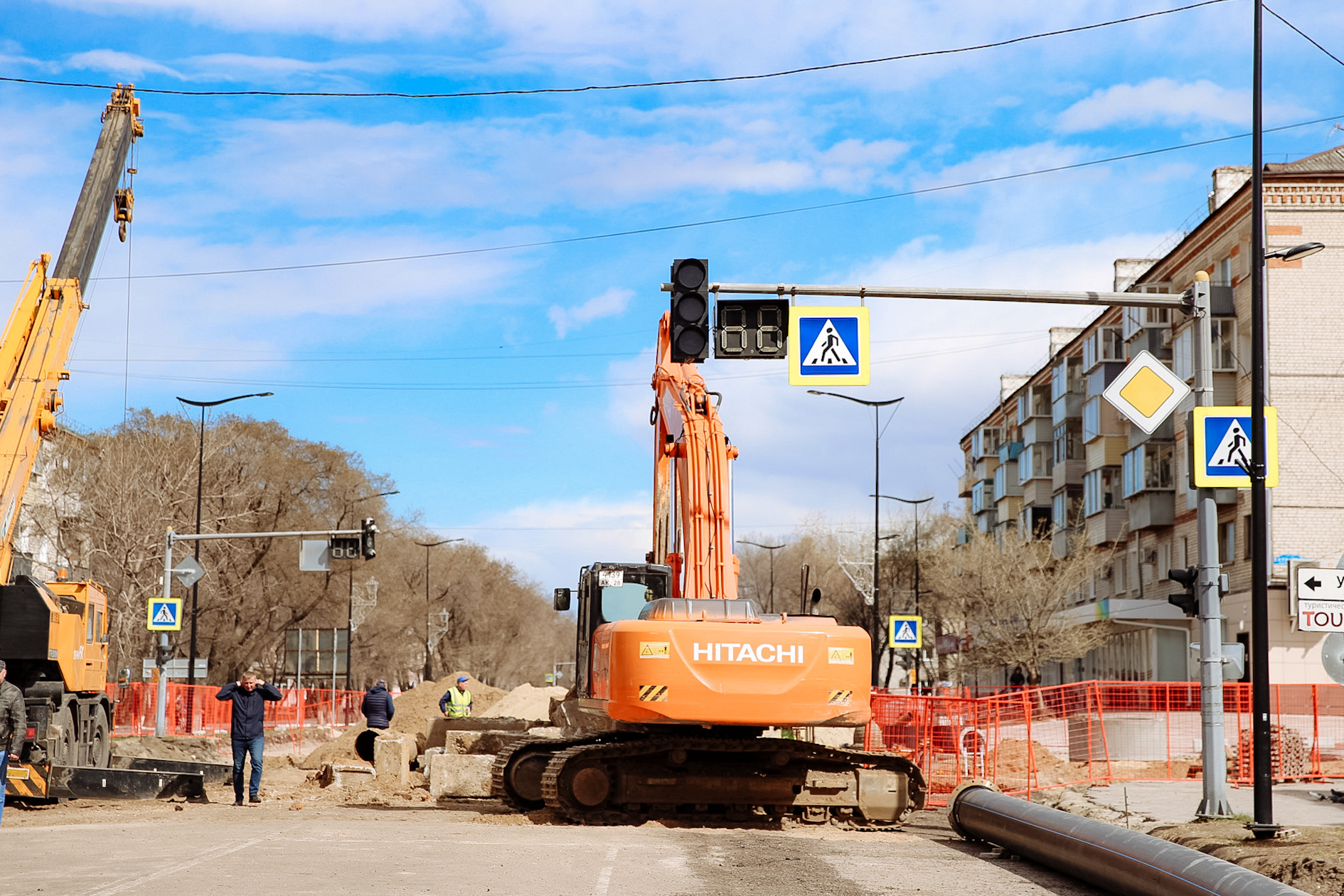 Работа в благовещенске. Ремонтные работы на дороге. Улица дальнего Востока. Камеры Благовещенск. Дорожные работы в Японии.