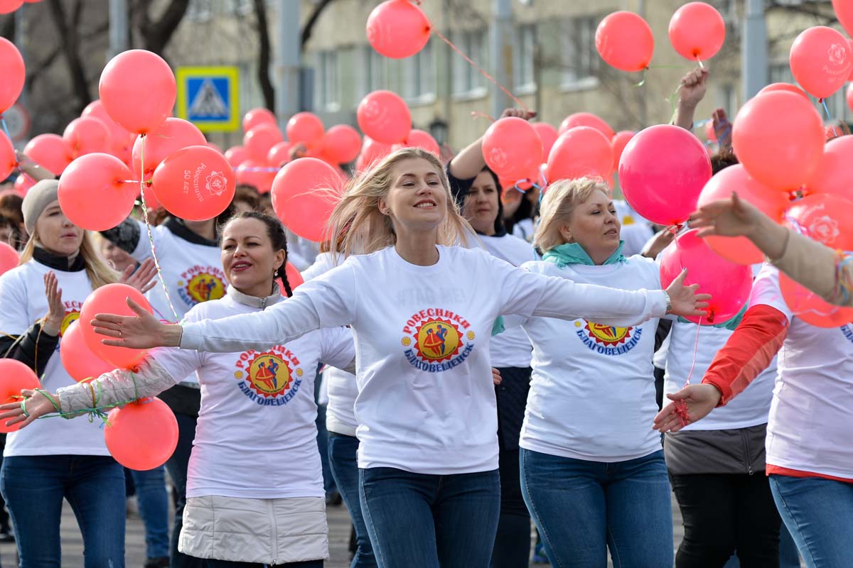 Сегодня в благовещенске амурская область. Ровесники Благовещенск. Ансамбль ровесники Благовещенск. Благовещенск 2005. Ровесники Благовещенск 55 лет.