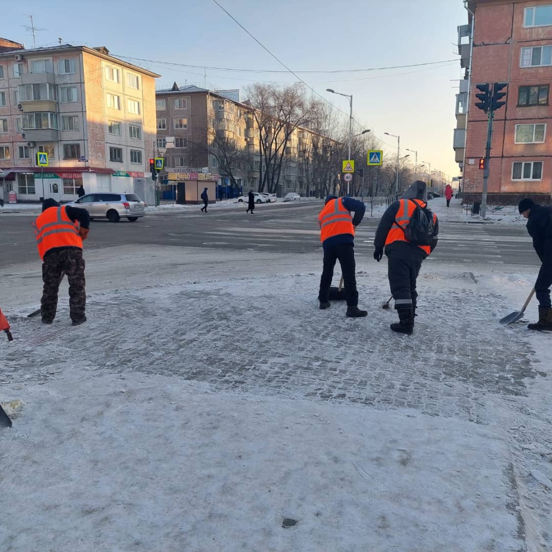 В Благовещенске продолжается уборка дорог и тротуаров | 04.12.2021 |  Благовещенск - БезФормата