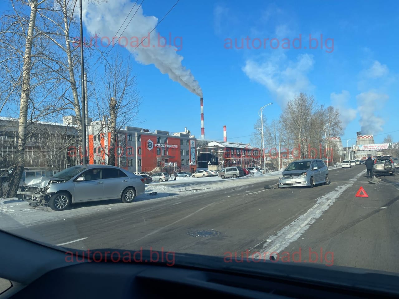 Три автомобиля жестко столкнулись в Благовещенске