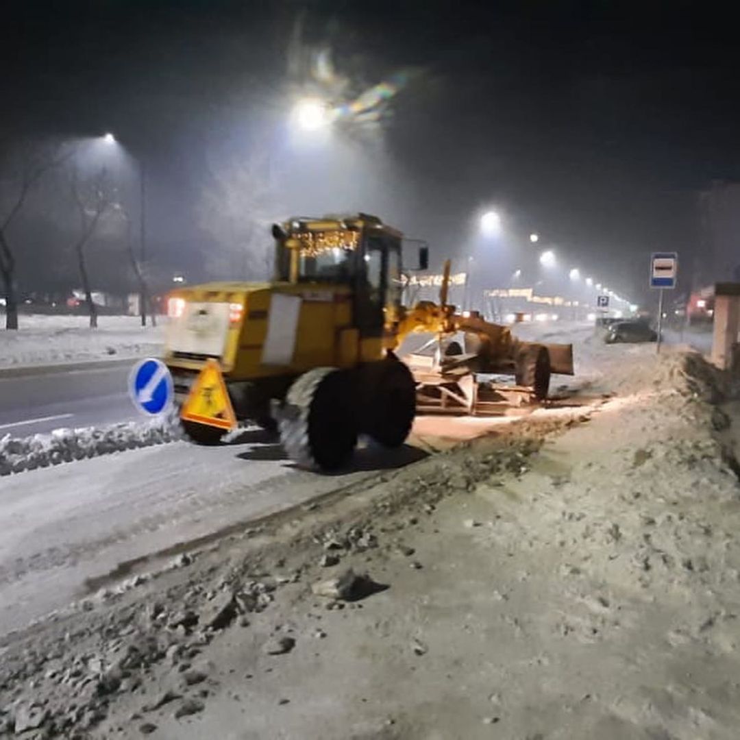 За ночь в Благовещенске снега стало меньше на 522 куба