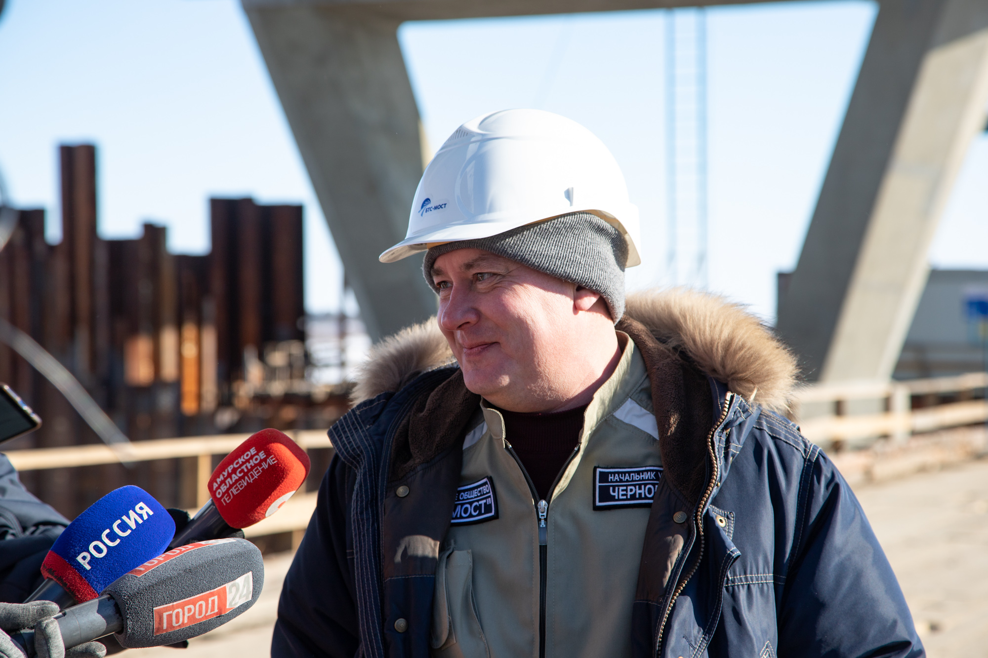 В Благовещенске проходит надвижка нового моста через Зею