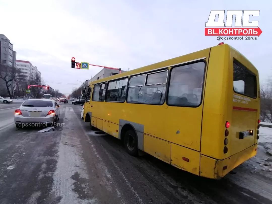 Маршрутный автобус попал в «тройное» ДТП в Благовещенске