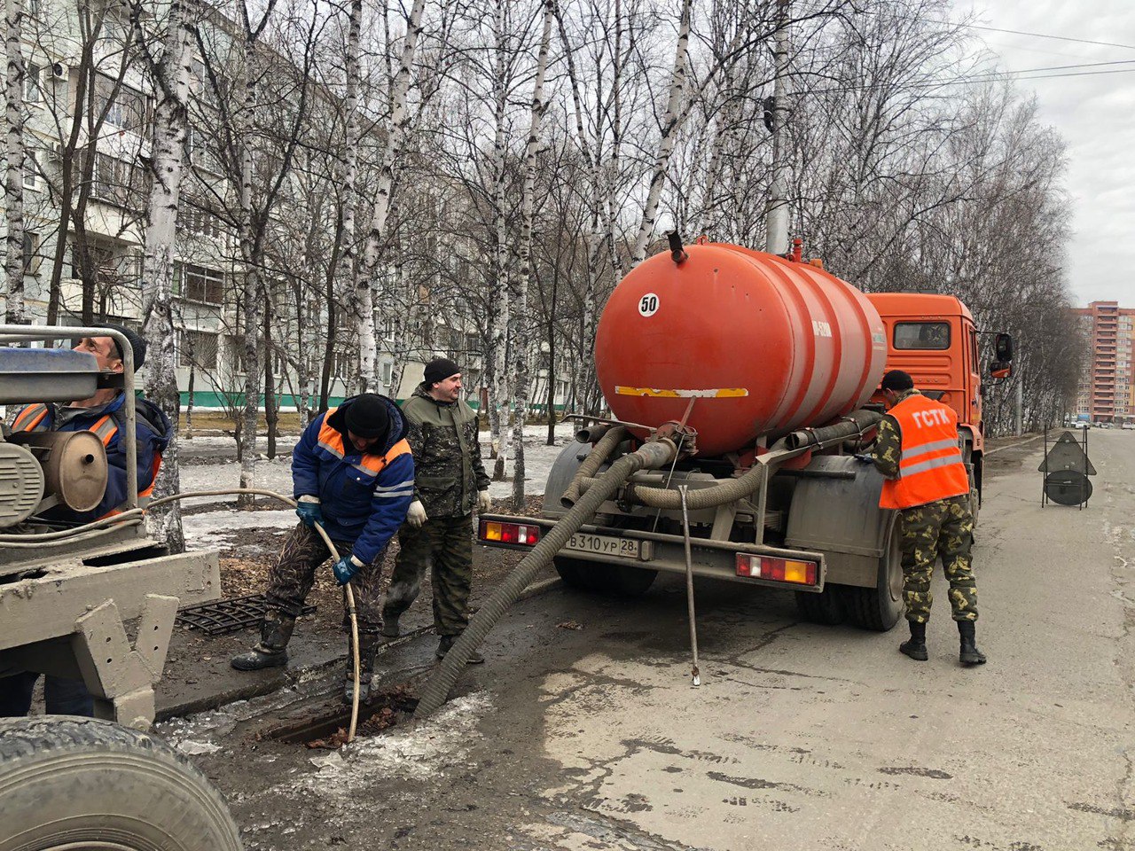 ГСТК Благовещенска проводит пропарку канализации по улице Дьяченко