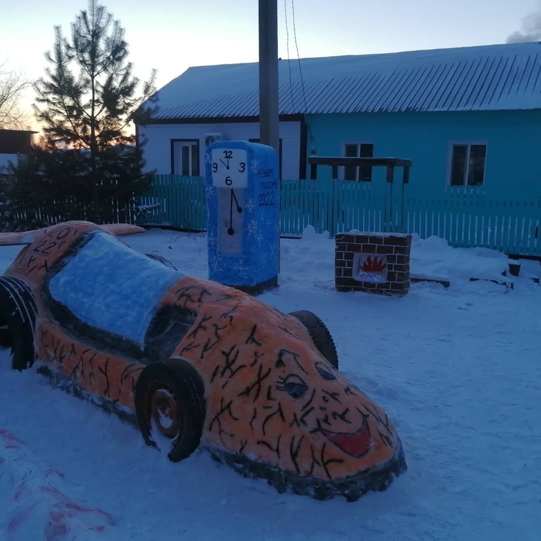 Гоночный болид в виде тигра слепила из снега амурская семья