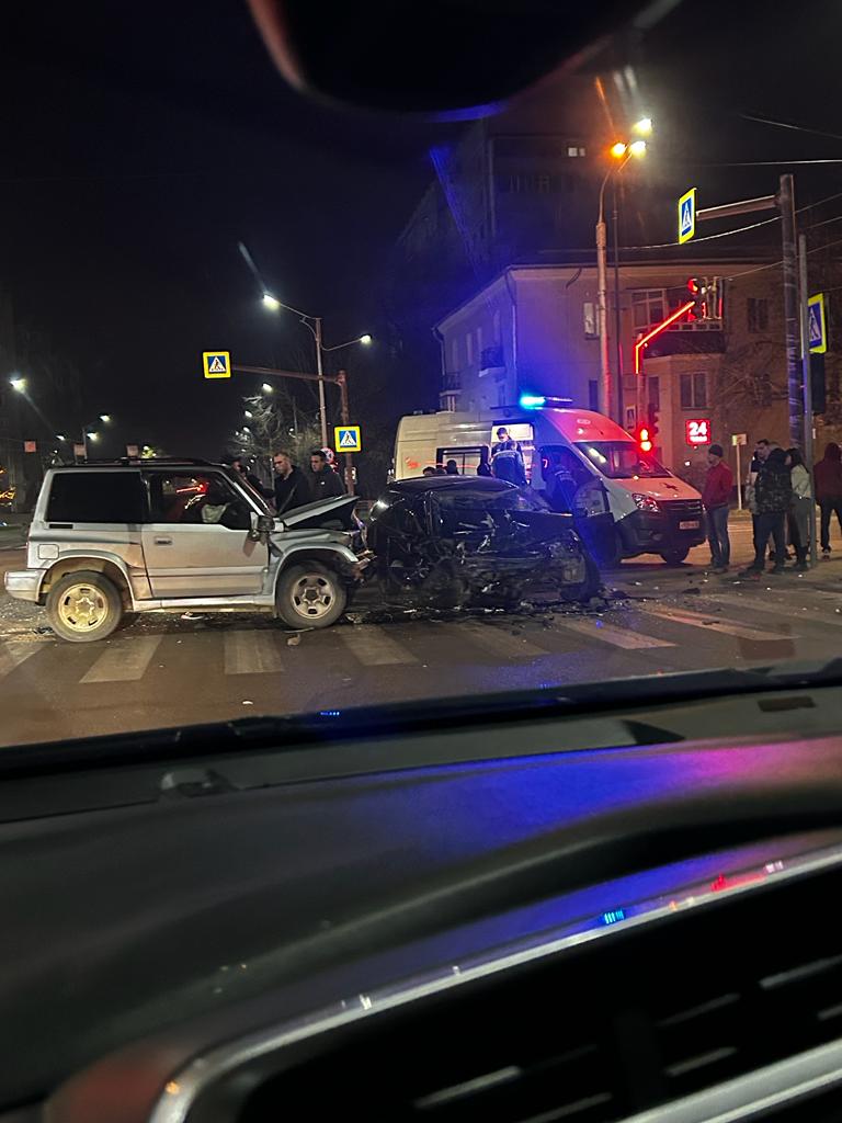 Перед всмятку: жесткое ДТП произошло в Благовещенске | 22.10.2023 |  Благовещенск - БезФормата