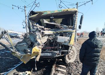 Водитель грузовика, столкнувшегося с поездом в Приамурье, госпитализирован