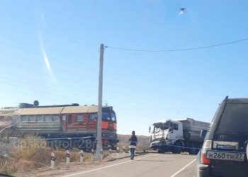 В Приамурье столкнулись грузовик и локомотив