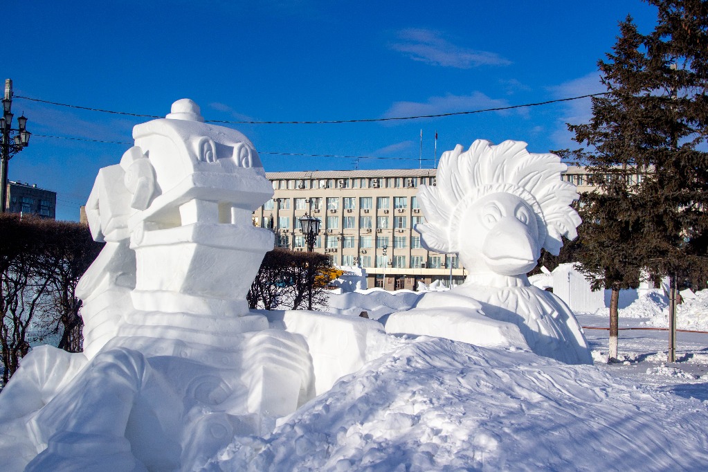 Новосибирск благовещенск. Снежный городок Благовещенск. Зимний Ледовый городок в Благовещенске. Ледовый городок в Благовещенске Амурской области 2020. Зима Благовещенск снежный городок.