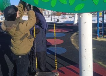 В Благовещенске рабочие ГСТК отремонтировали качели на детской площадке