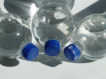 Швейцарскую компанию обвиняют в продаже питьевой воды с фекалиями