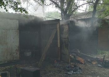 Пожар в гаражном массиве тушили в Белогорске