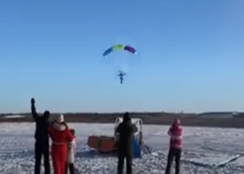 Дед Мороз спустился на парашюте к жителям амурского села 